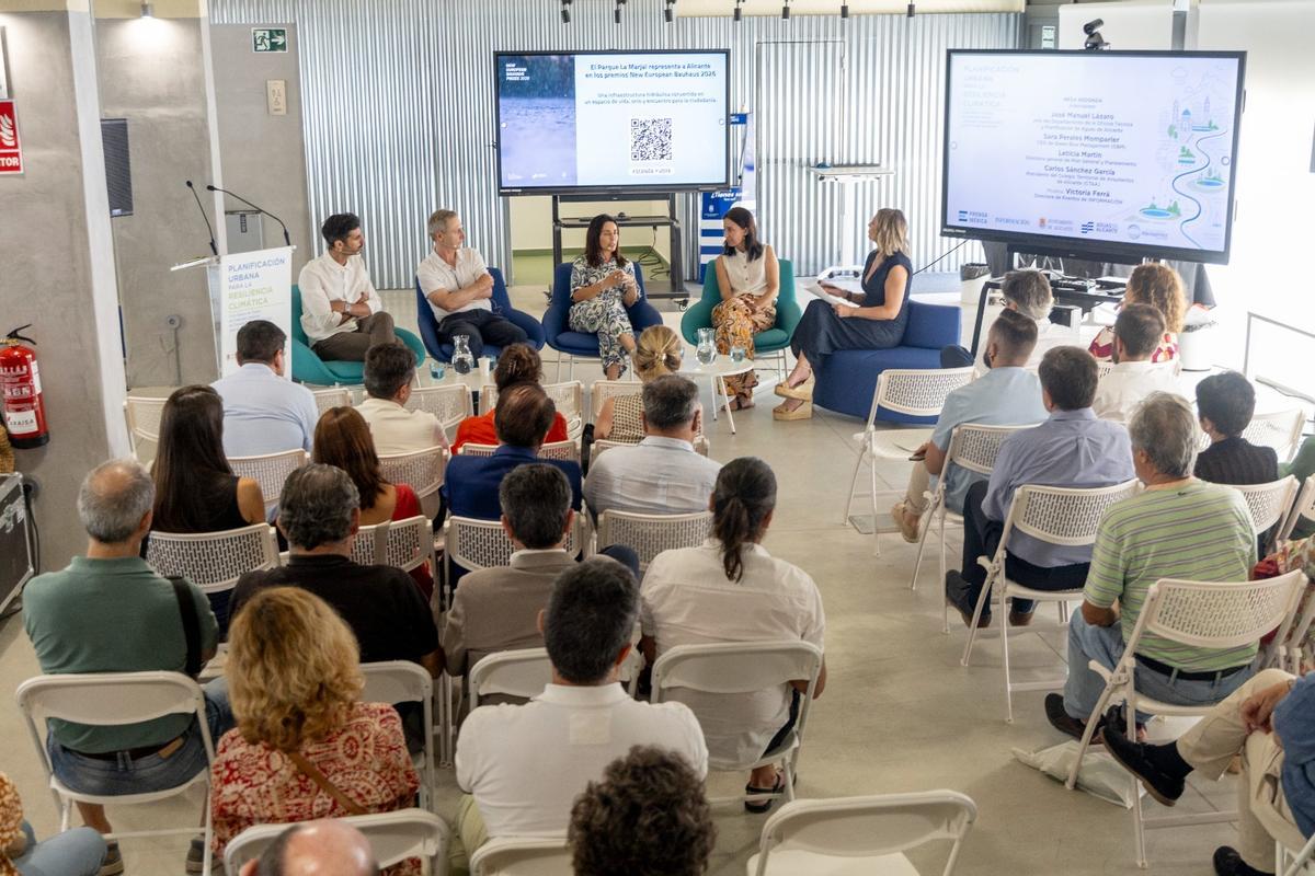 La cita fue punto de encuentro de técnicos y profesionales vinculados al urbanismo, la arquitectura, la gestión del agua y la sostenibilidad urbana.