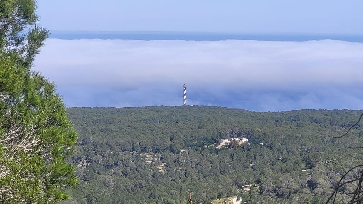 The Moscarter lighthouse and the fog in the background.