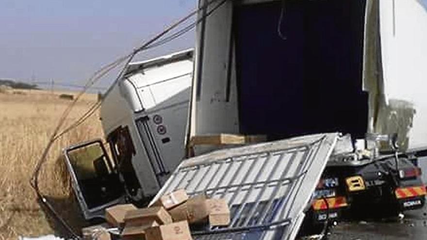 Un trailer cargado de pescado se sale de la vía en la carretera de Sevilla