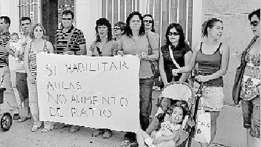 Un grupo de padres, ayer, ante la sede de la dirección territorial de Educación.