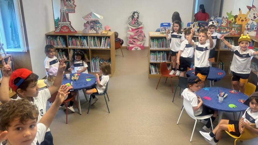 Varios de los niños que visitaron la Biblioteca de A Illa ayer.