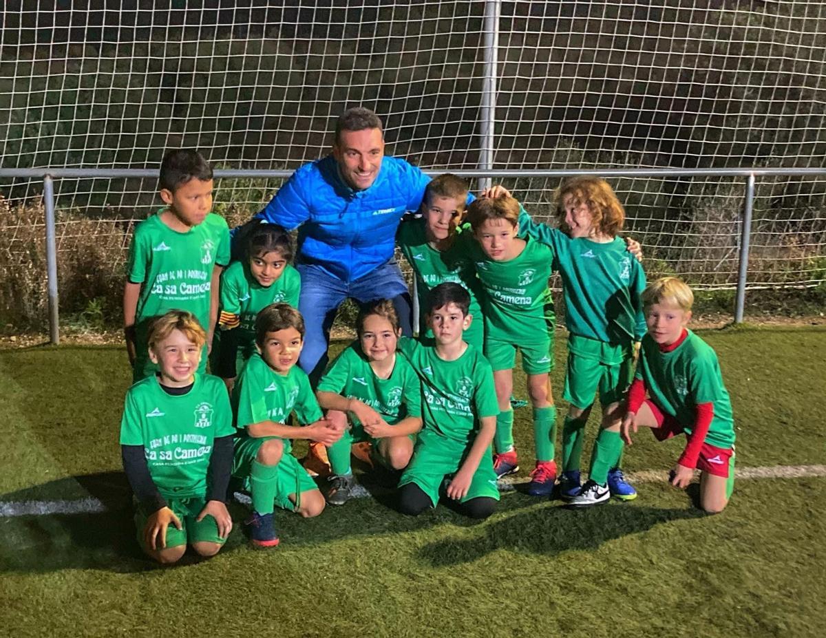 Leo Scaloni posa con los prebenjamines del Esporles.