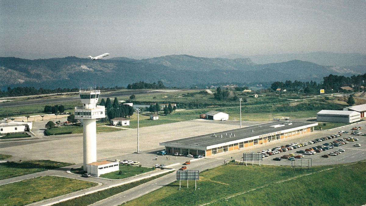 Un avión despegando del aeropuerto de Vigo en los años 80.
