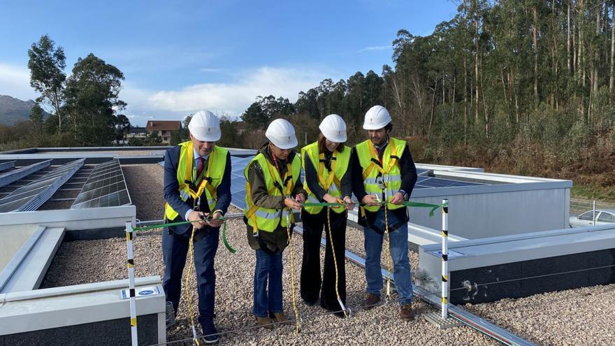 La alcaldesa, Nidia Arévalo, asistió a la inauguración de las placas solares.