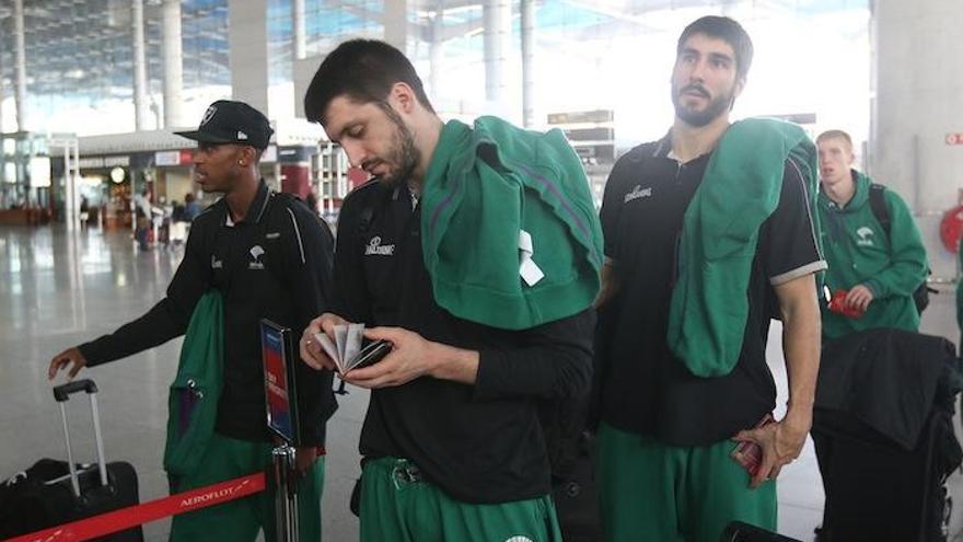 Jamar Smith, Markovic y Dani Díez, en el aeropuerto.