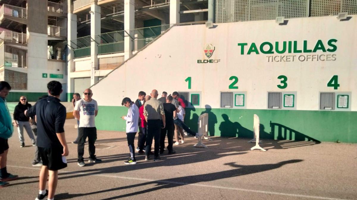 Aficionados del Elche haciendo colas para comprar entradas para el partido de dentro de dos jornadas en Cartagena