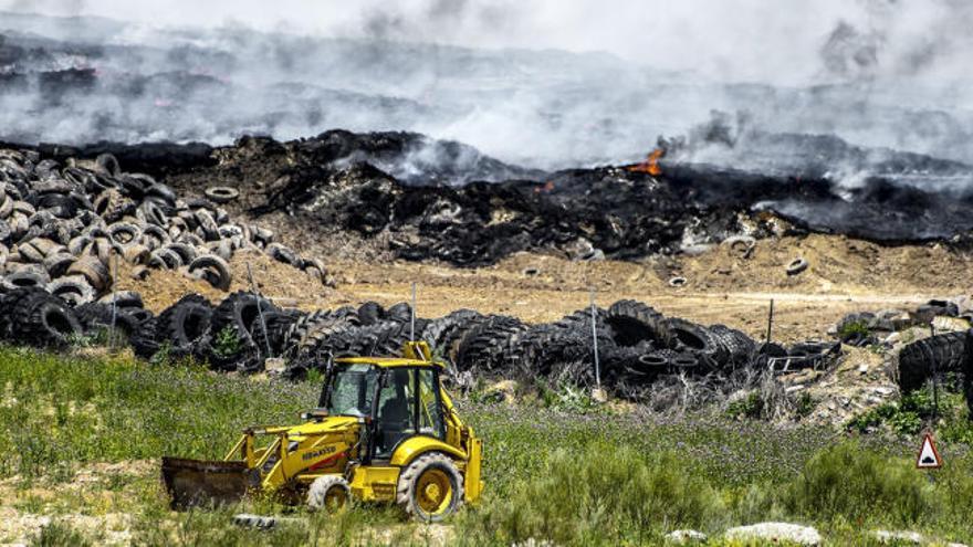 Primeras imágenes del interior del vertedero de Seseña después del incendio