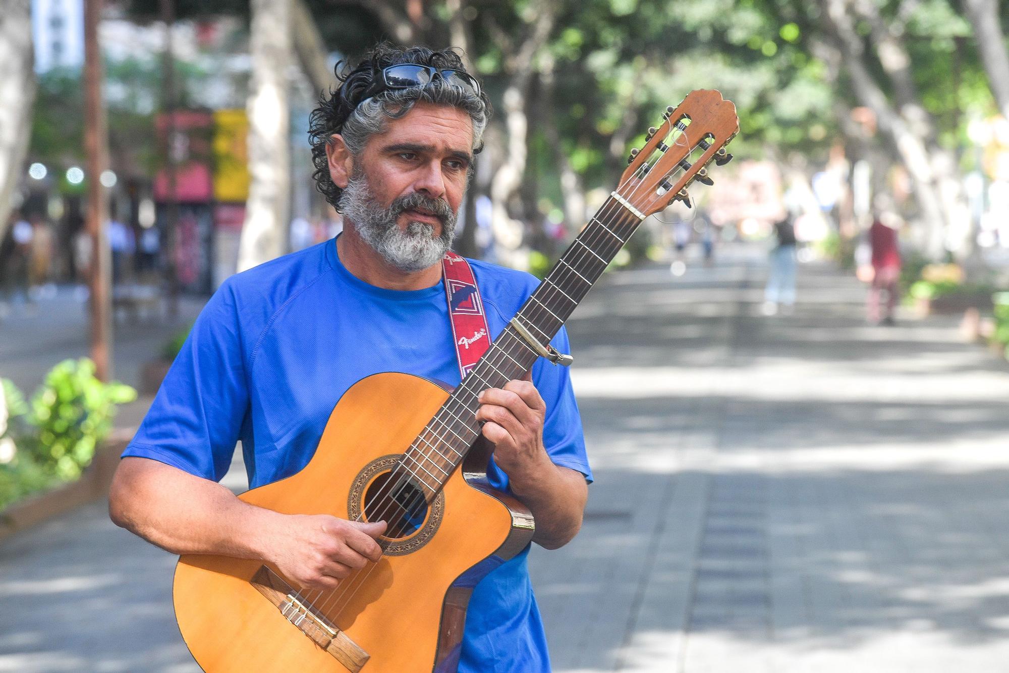 El músico callejero Fredy lleva 22 años tocando en las calles de la capital grancanaria.