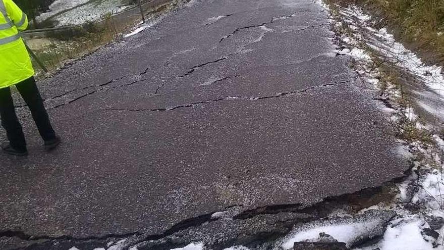 Estado del tramo del camino secundario que se hundió.