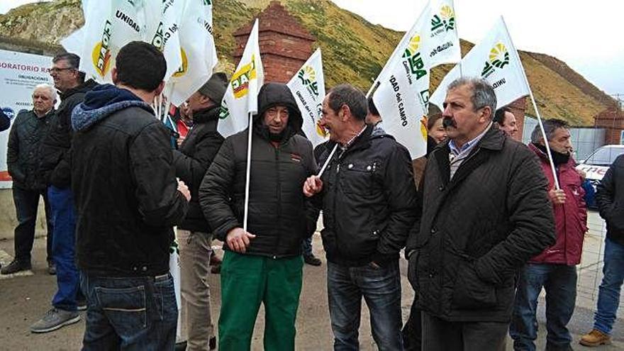 Remolacheros protestan en frente de la fábrica de Azucarera.