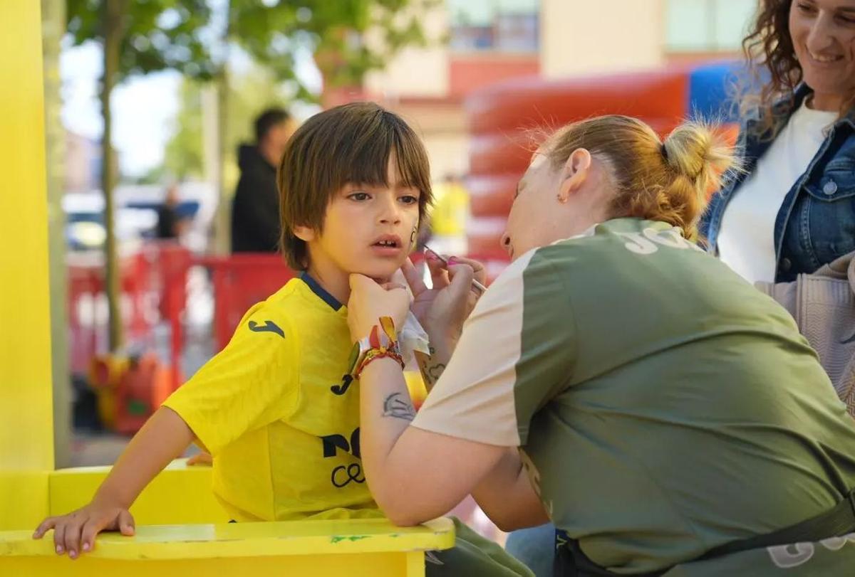 Los aficionados del Villarreal pudieron disfrutar de la Fan Zone, ubicada en la plaza exterior del Estadio de la Cerámica.