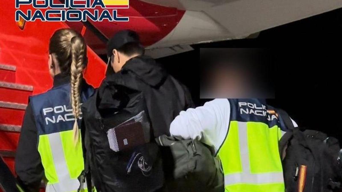 El multireincident detingut a Sant Feliu entrant a l'avió que l'enviarà al seu país d'orígen