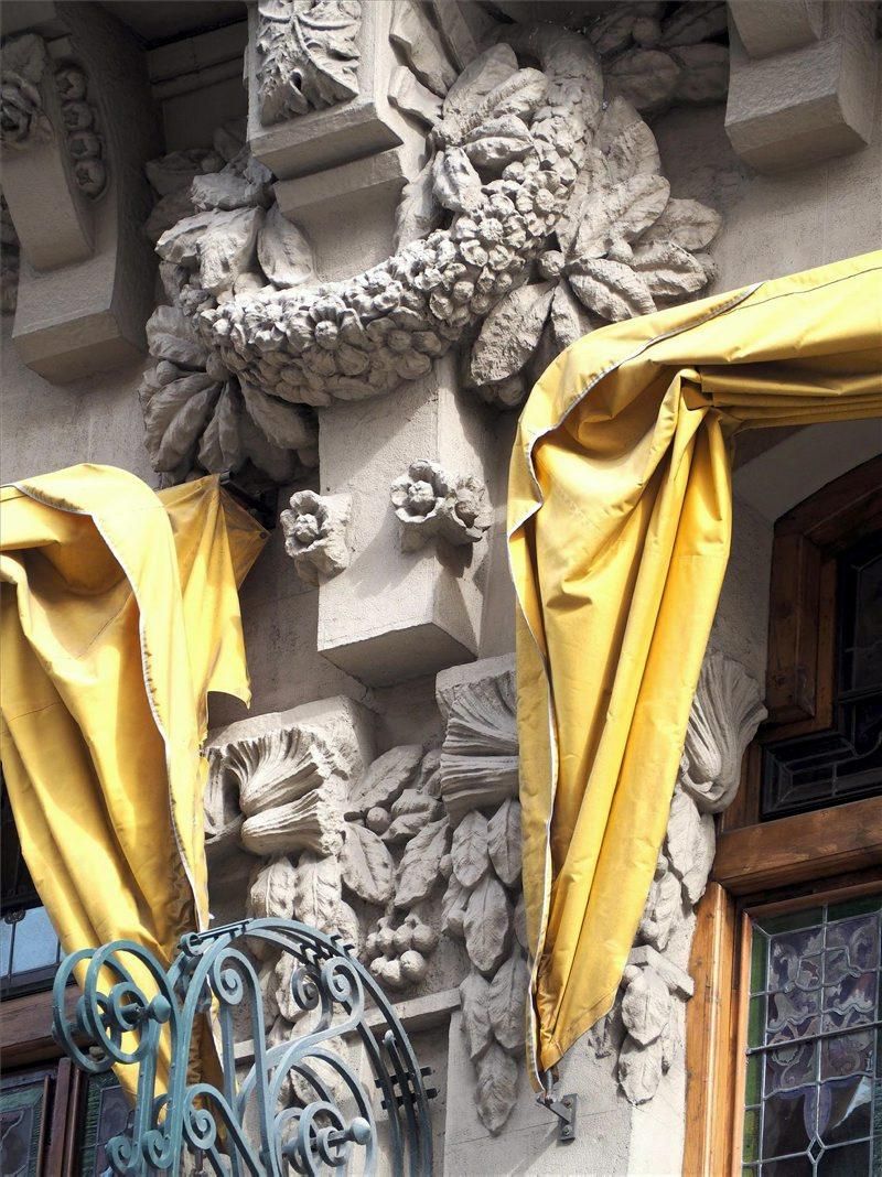 Detalles de la fachada de la sede de Bantierra en Zaragoza