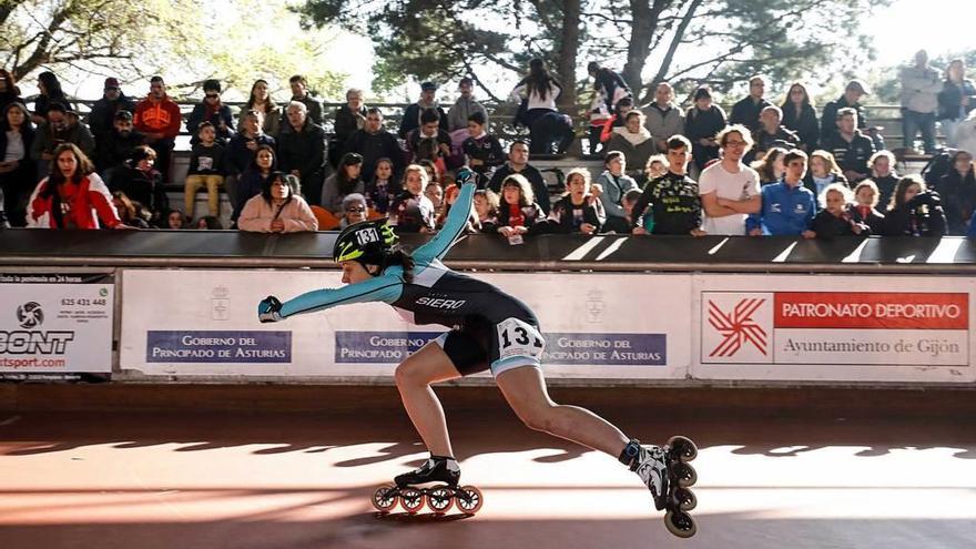 La patinadora del Siero Lara Díaz, durante una de las carreras.