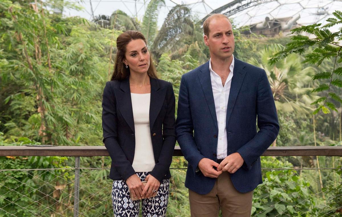 Kate Middleton con pantalones de GAP en Cornualles junto al Príncipe Guillermo