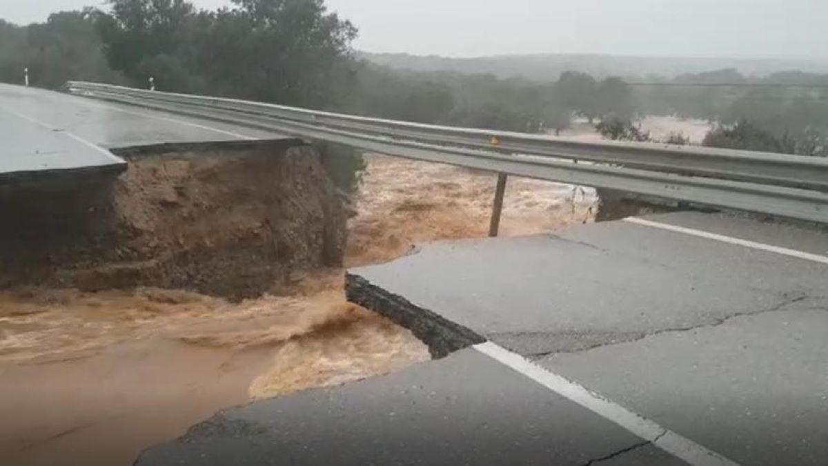 Socavón en la carretera que une Badajoz y Cáceres.