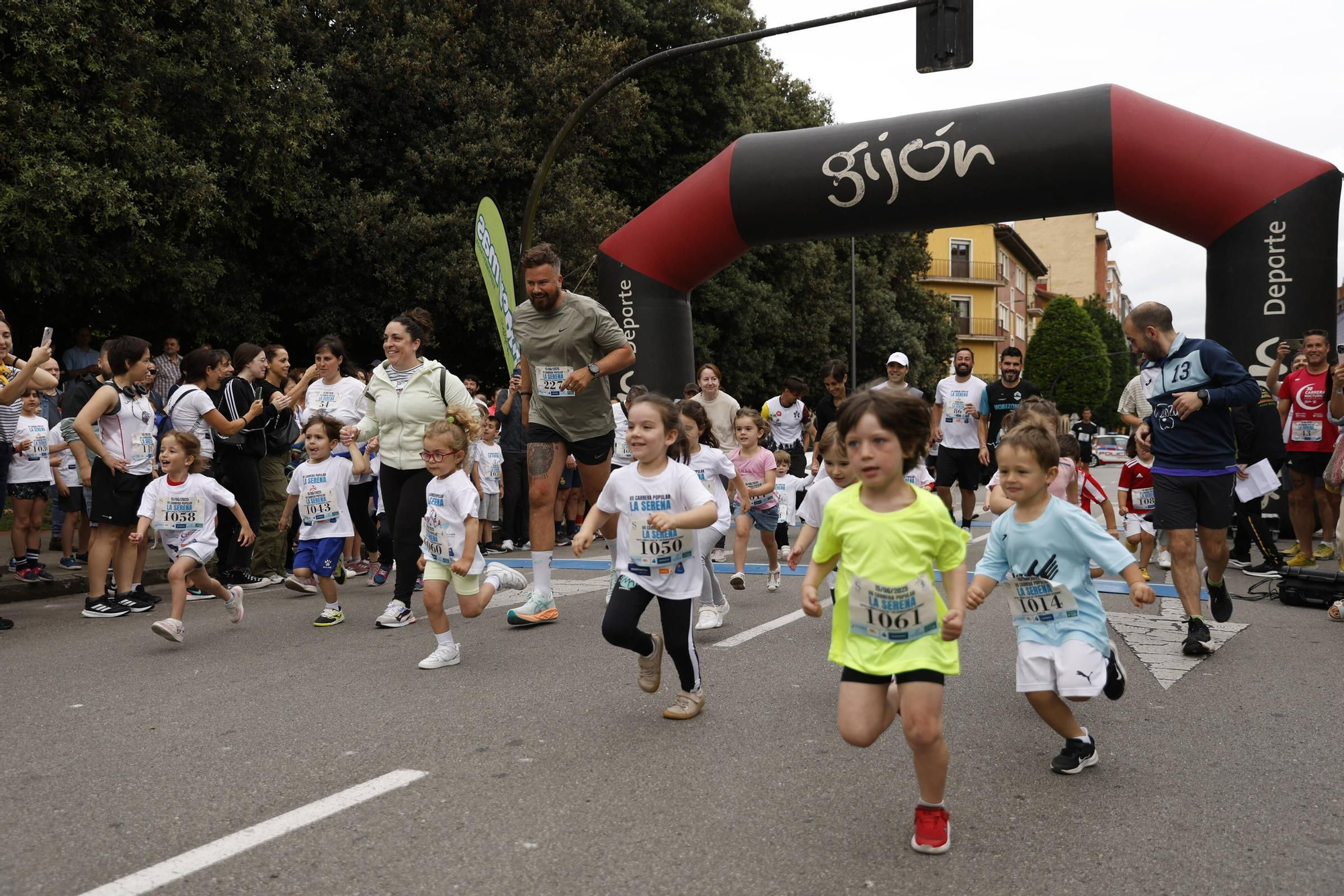 La carrera popular solidaria en El Llano, en Gijón, en imágenes
