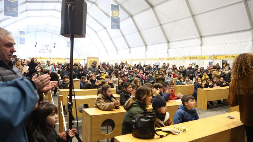 Decenas de familias participaron en los talleres y demostraciones de la feria apícola.   | // BERNABÉ/BÁRBARA CUIÑA