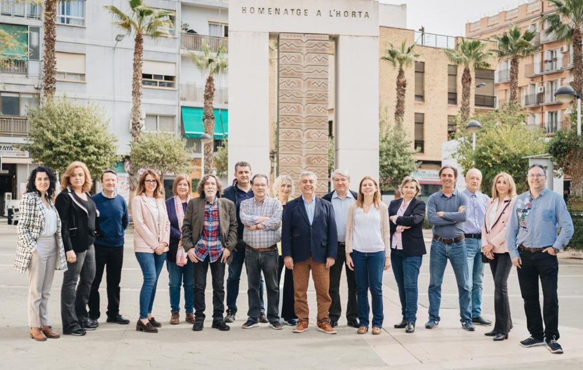 El equipo de Alboraya Actúa, frente al monumento de Enric Mestre dedicado a la huerta