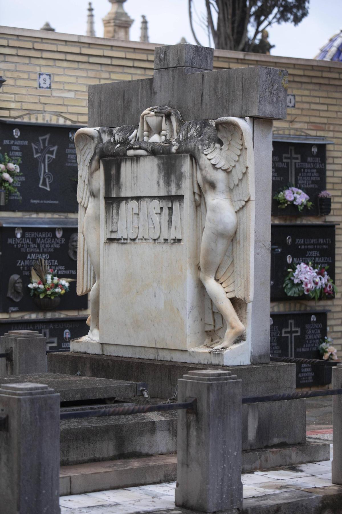 Una de las tumbas más llamativas del cementerio.