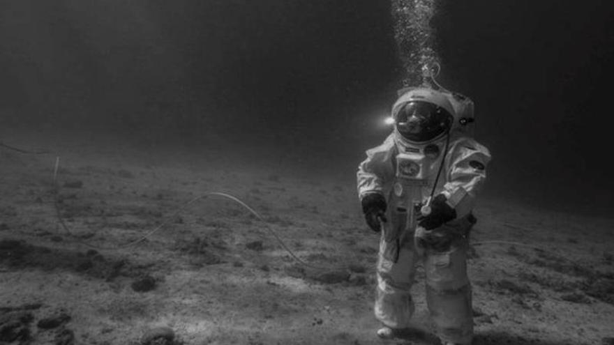 Astronautas bajo el agua para ir a la Luna