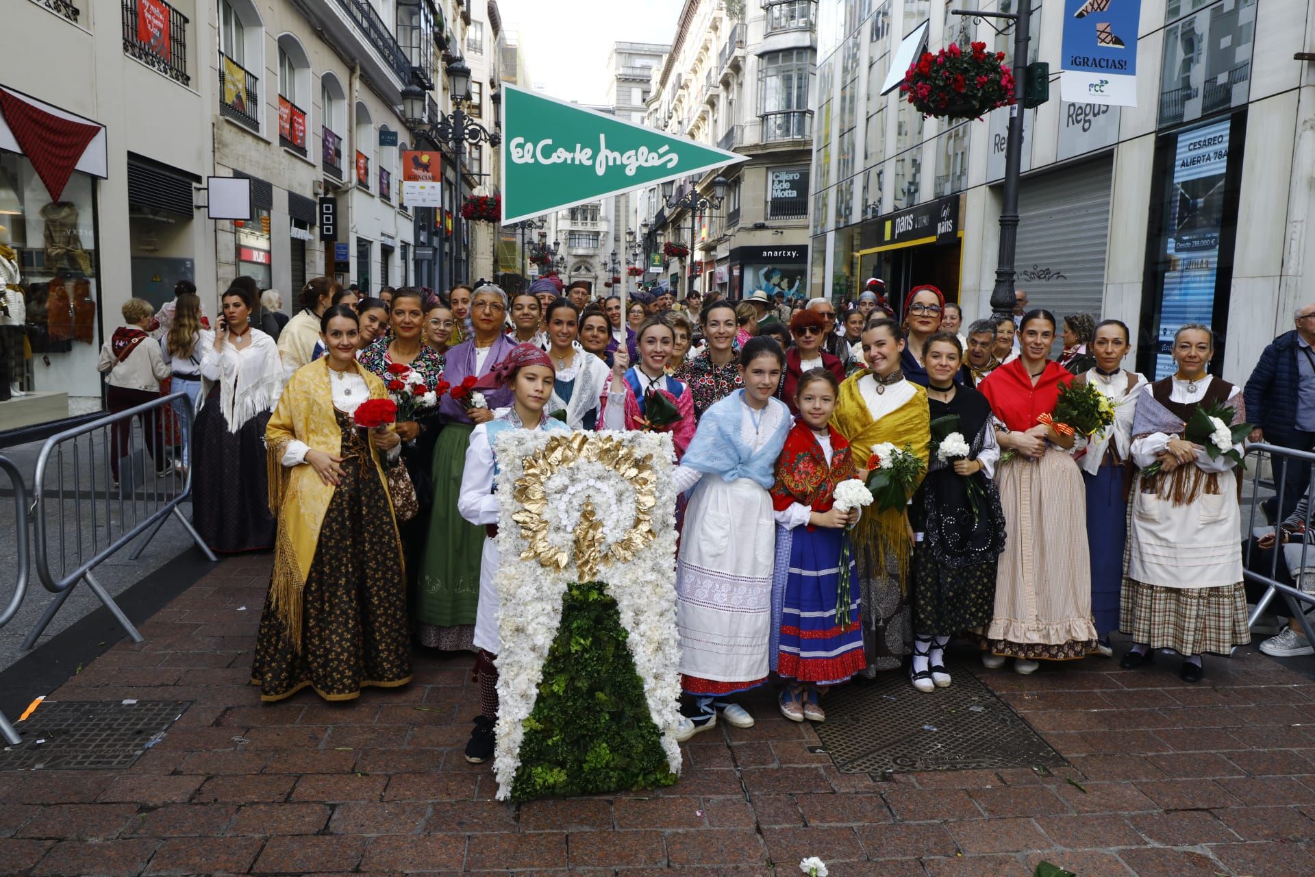 En imágenes | Zaragoza vive su día grande con la Ofrenda de Flores a la Virgen del Pilar