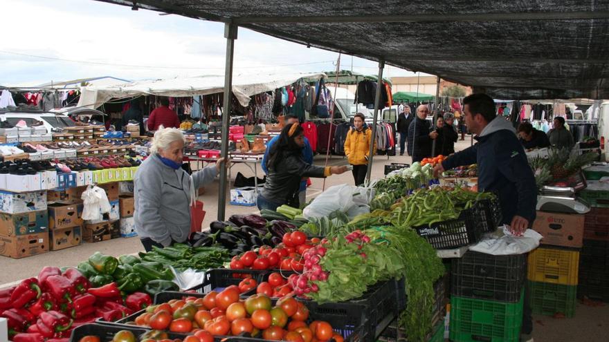 Puesto de frutas y verduras del Mercado de Purias, que se celebra cada domingo. | PILAR WALS