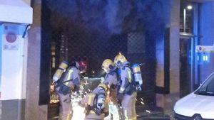 Bomberos sofocan el incendio de un taller de patinetes eléctricos de Tarragona.