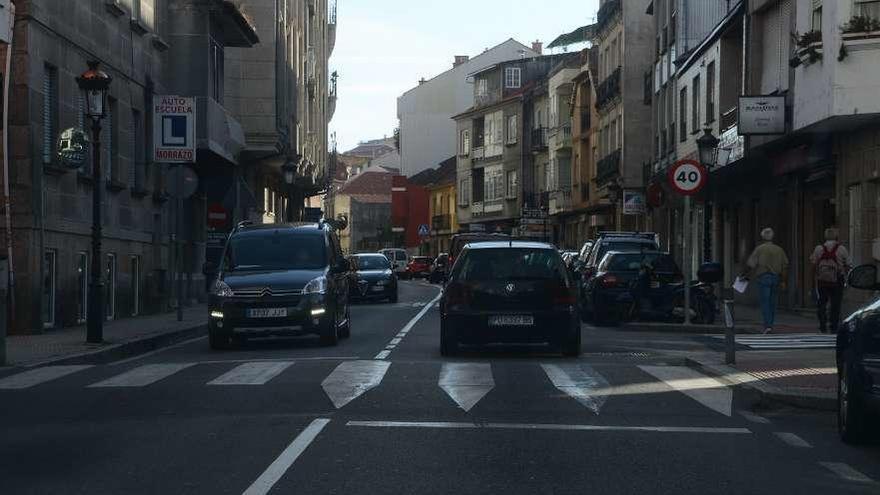 Un paso de cebra elevado en la calle que atraviesa el centro de la villa. // Gonzalo Núñez