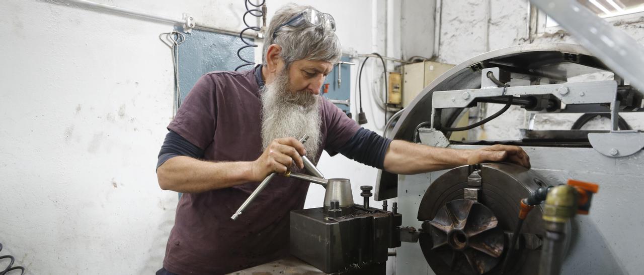Alfonso, mecánico de Reparaciones Navales Omar, en su taller.