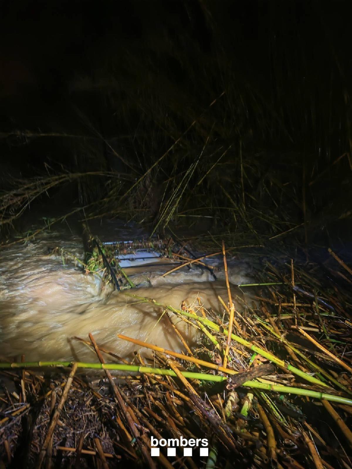 Sostre d'un vehicle colgat per l'aigua a la riera Nova de Palau-sator (Baix Empordà)
