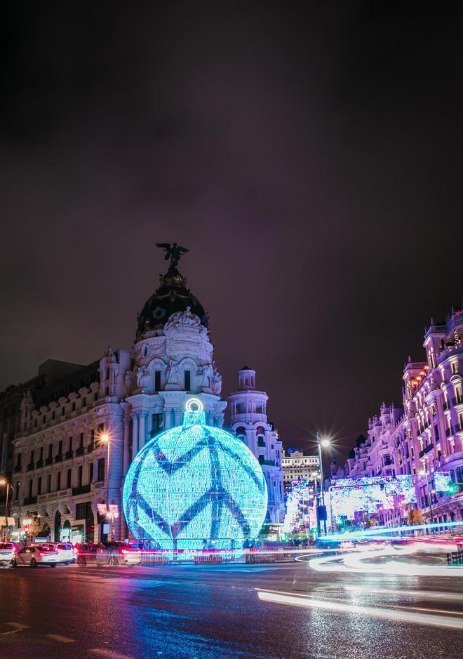 Este año la bola de Navidad que ilumina Madrid cambia de ubicación