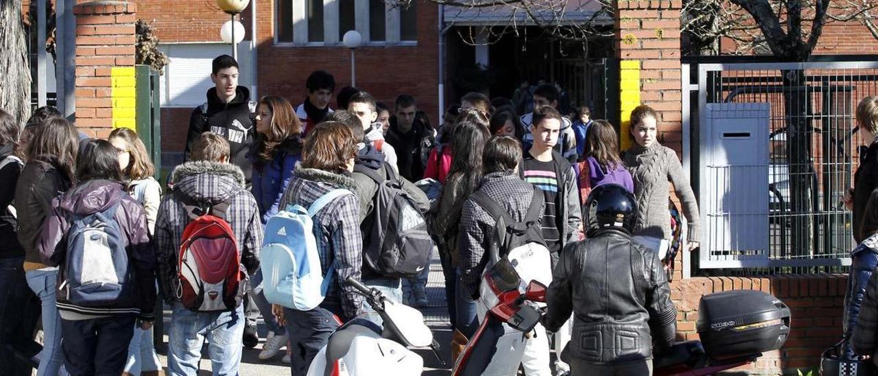 Alumnos a la entrada de un Instituto.