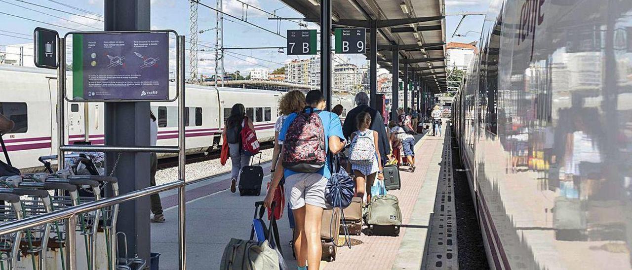 Pasajeros del servicio Alvia que une Vigo y Madrid en la estación de Guixar.