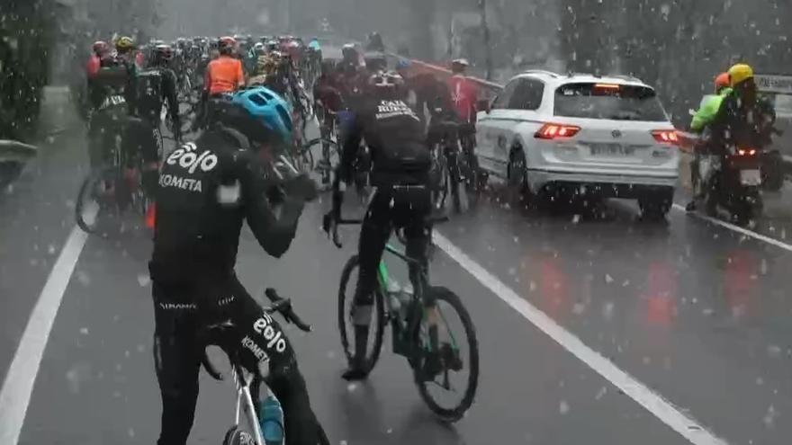 El pelotón se para a causa de la nieve en la vuelta ciclista O Gran Camiño