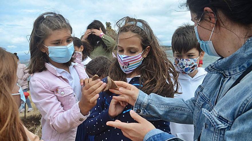 Alumnos de Cambados observan una de la piezas halladas.  | // N.P.