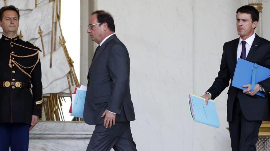 Hollande seguido del primer ministro Manuel Valls.