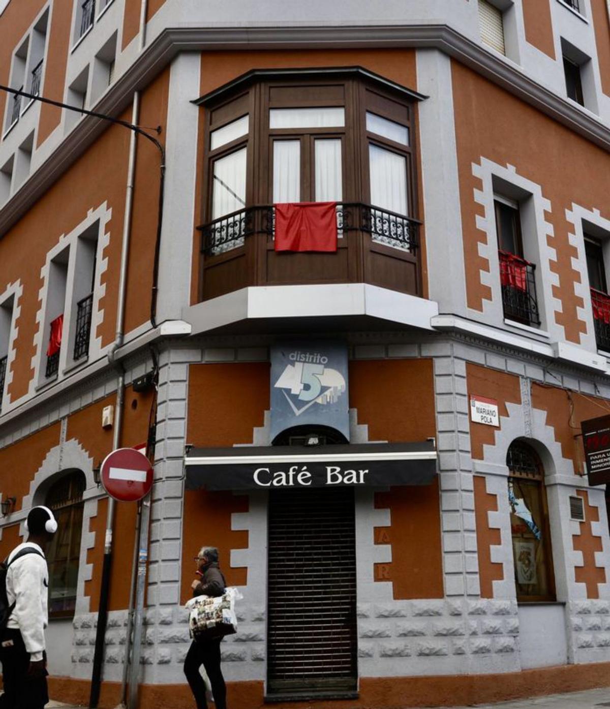 Trapos rojos por el realojo del Albergue Covadonga.