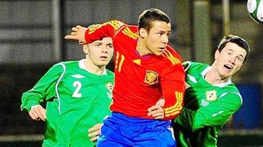 Bernat disputa un balón ante los defensores de Irlanda del Norte en una cita con la Selección.