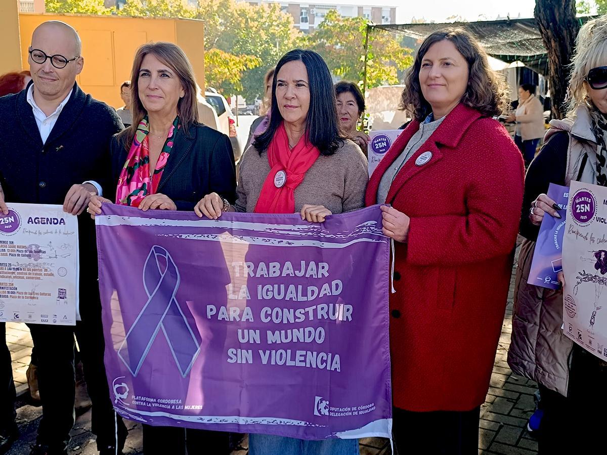 Mesa informativa de la Plataforma contra la violencia a las mujeres.