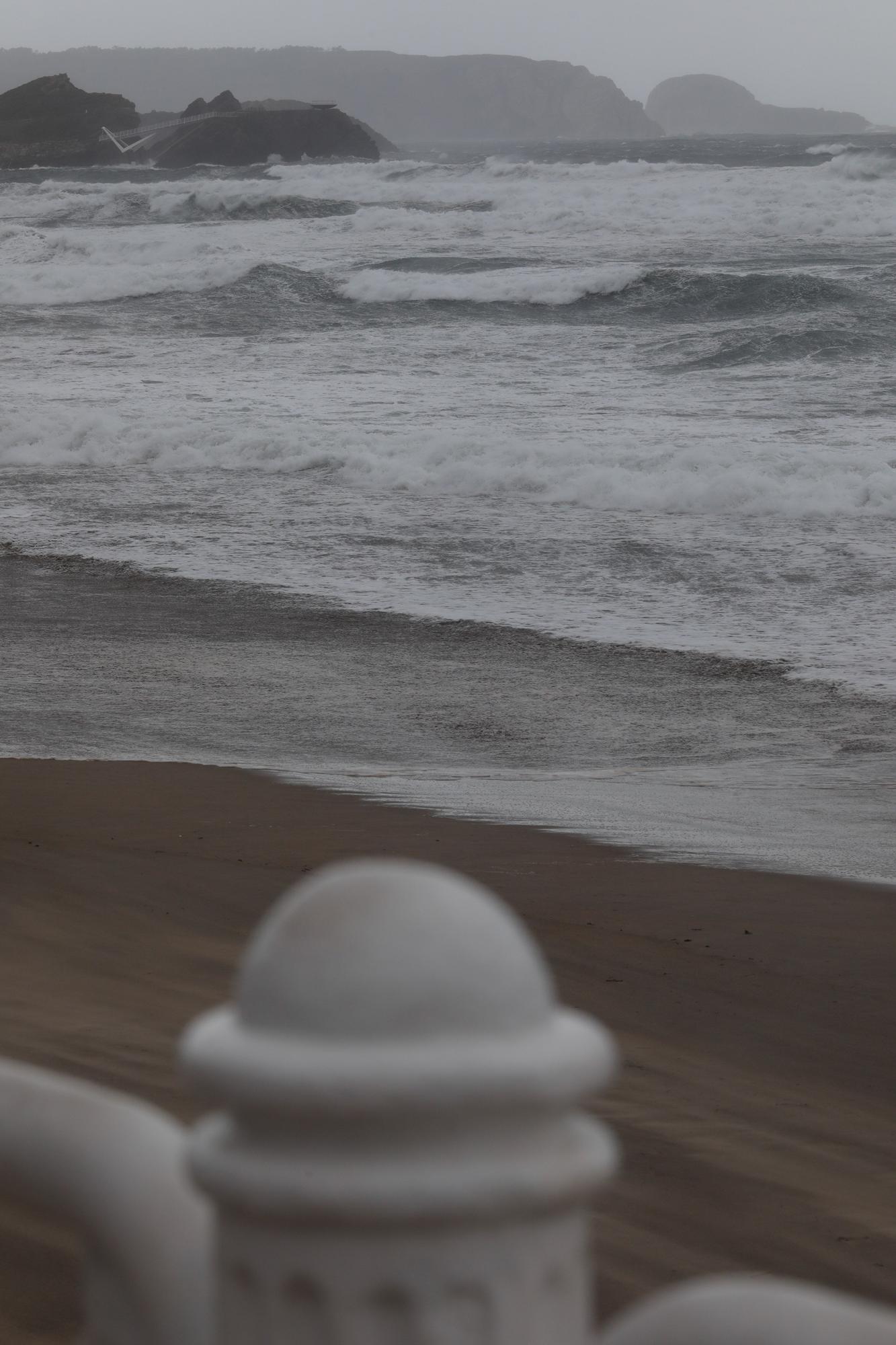 EN IMÁGENES: Olas de más de 7 metros y fuertes vientos al paso de la primera borrasca del otoño en Asturias