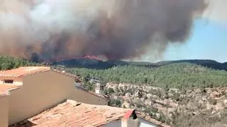El fuego calcina ya 600 hectáreas y obliga a desplegar la UME y a desalojar 5 poblaciones