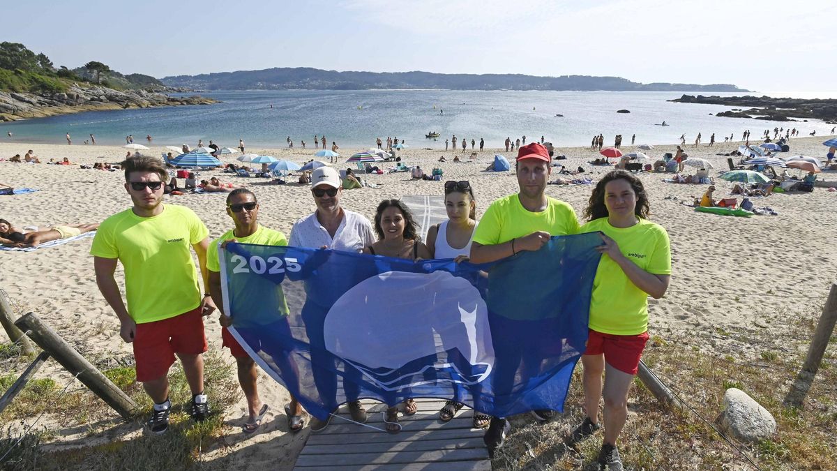 Responsables municipales y socorristas, ayer en Area de Bon, para izar la bandera azul.