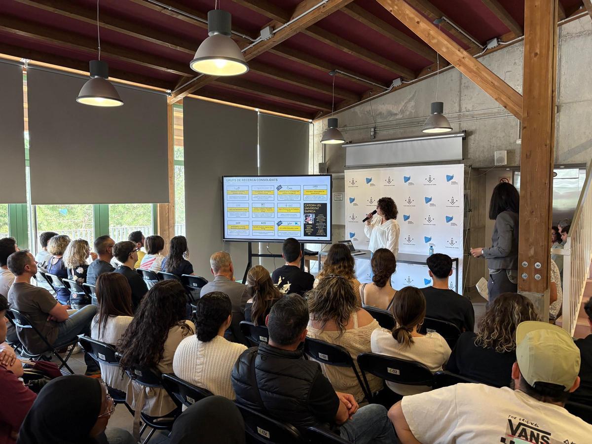 Futurs alumnes visitant les instal·lacions de la UdL a Igualada amb familiars
