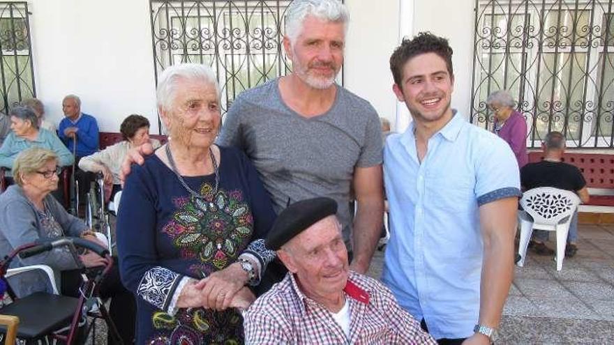 Enriqueta Fernández y su hermano José, en primer término, junto a Oskar y Edgard Proy, en el hogar-residencia Beceña-González.