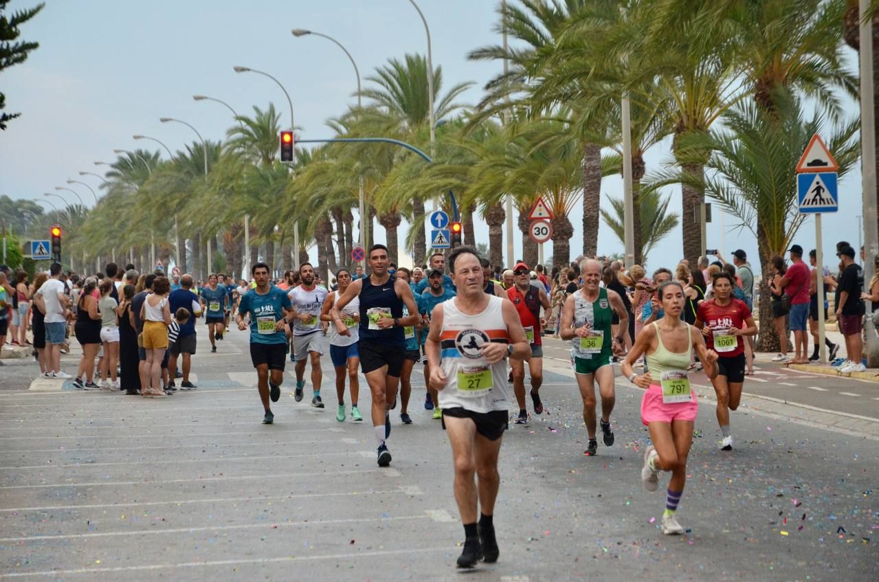 Derroche de deportividad al amanecer en Santa Pola