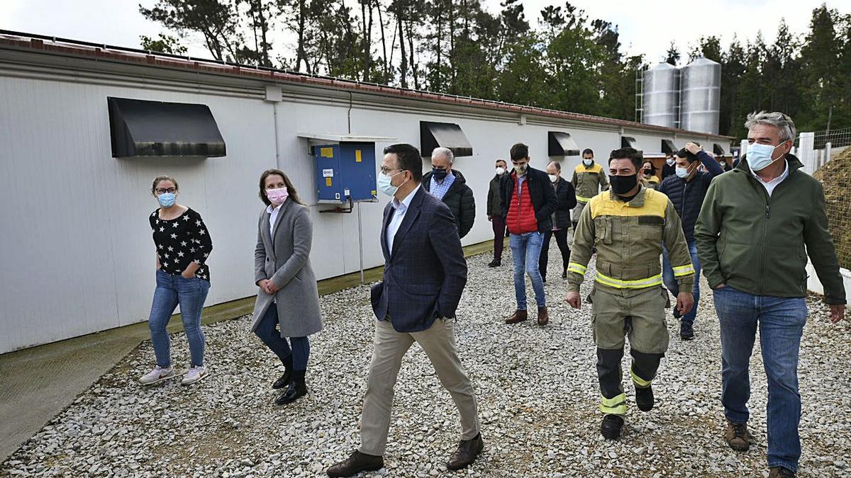 El conselleriro de Medio Rural (centro), en su visita a la explotación de Cangas (Lalín).  | // BERNABÉ/JAVIER LALÍN