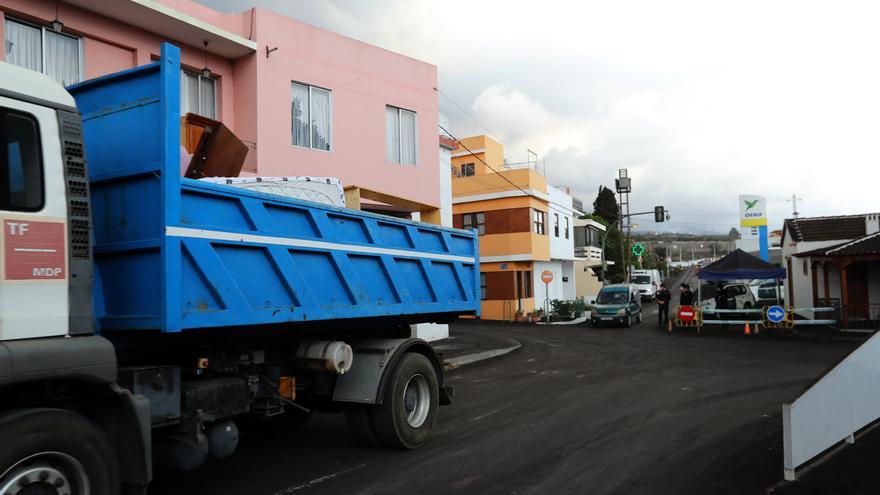 Ordenan la evacuación ante el avance de la colada que fluye por el noroeste