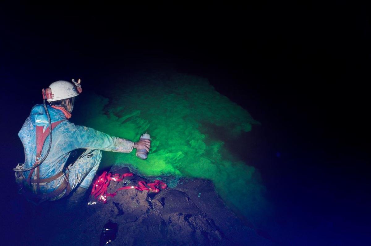 Vertido de fluoresceína en un lago, empleada como foto de portada del libro.
