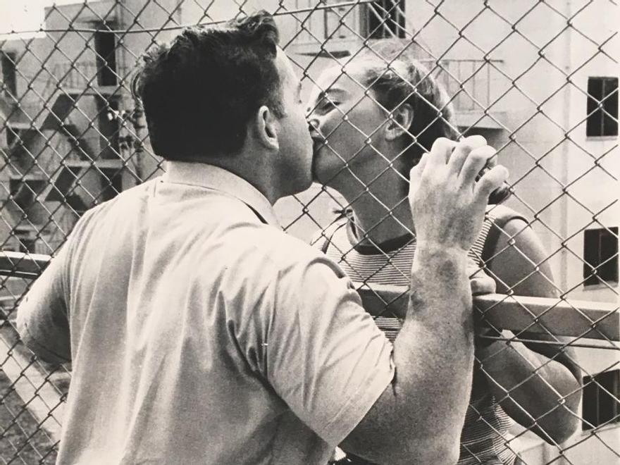 Connolly y Fitokova se besan durante los Juegos de Tokio en 1964